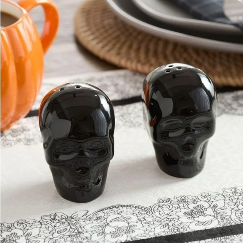 Black Skull Salt and Pepper Shakers Set